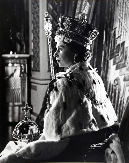 II. Erzsébet királynő koronázási fotója közel 10 millió forintért megvásárolható