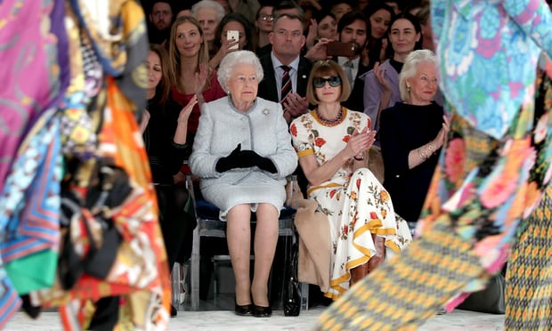II. Erzsébet királynő a London Fashion Week meglepetés vendége volt