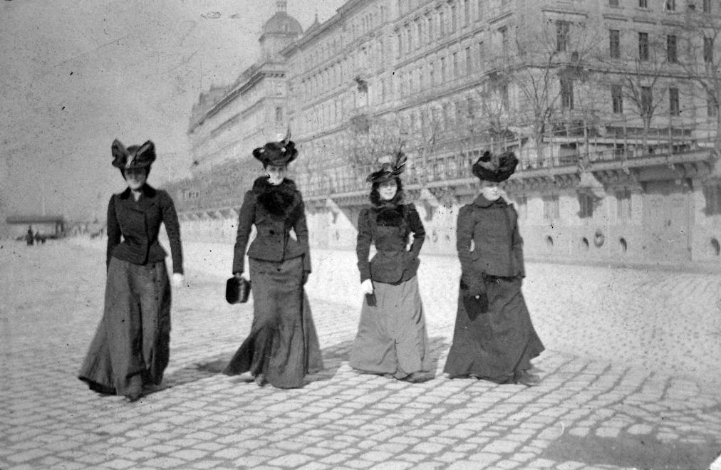 Egy kiegészítő, ami a fővárosnak is eleganciát adott: kalapos hölgyek és urak a századfordulós Budapesten