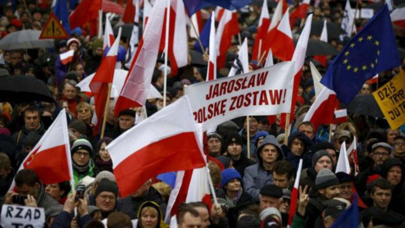 Orbántól koppintotta le a taktikát a lengyel kormány: odaütnek