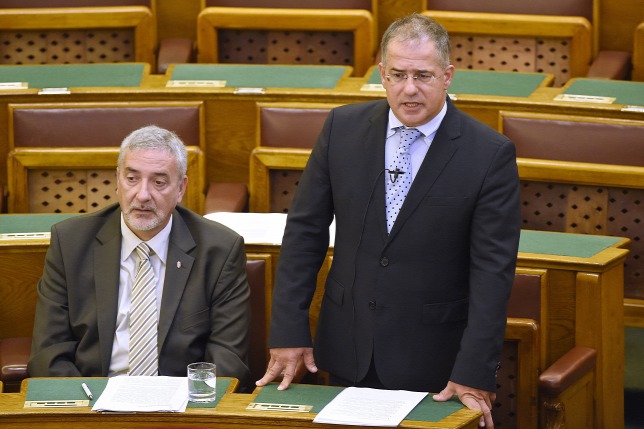 Kósa Lajos szerint aki Orbánt kifütyüli, az az ÁVH-val ért egyet