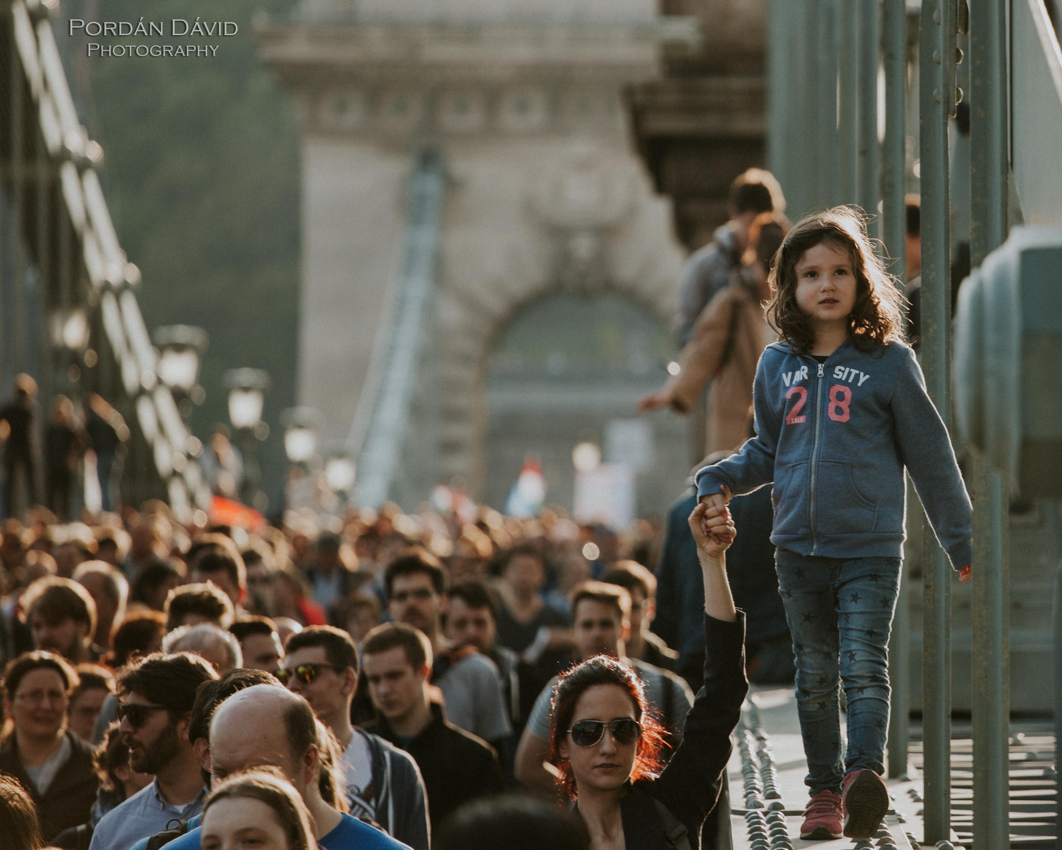 Nem a CEU-t, hanem Orbánt kell bezárni – a Lánchídon áthaladó tüntetők legütősebb üzenetei