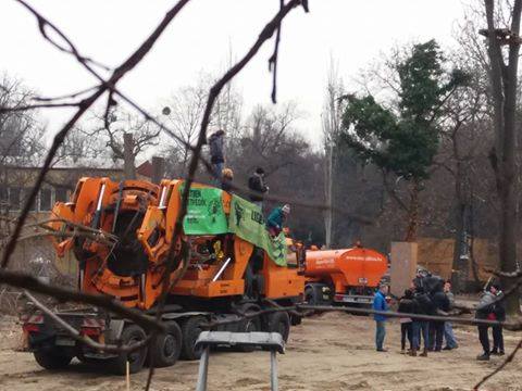 Vörös riadót fújtak a Ligetvédők, blokkolják a faátültetéseket a volt Kertem területén