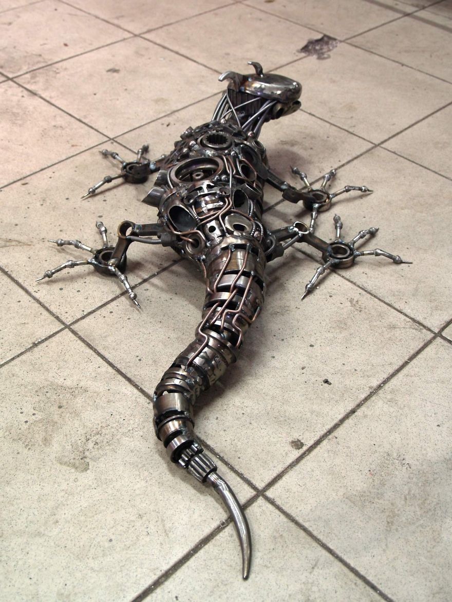 wonderful-sculptures-created-with-recycled-motorbike-parts-26_880.jpg