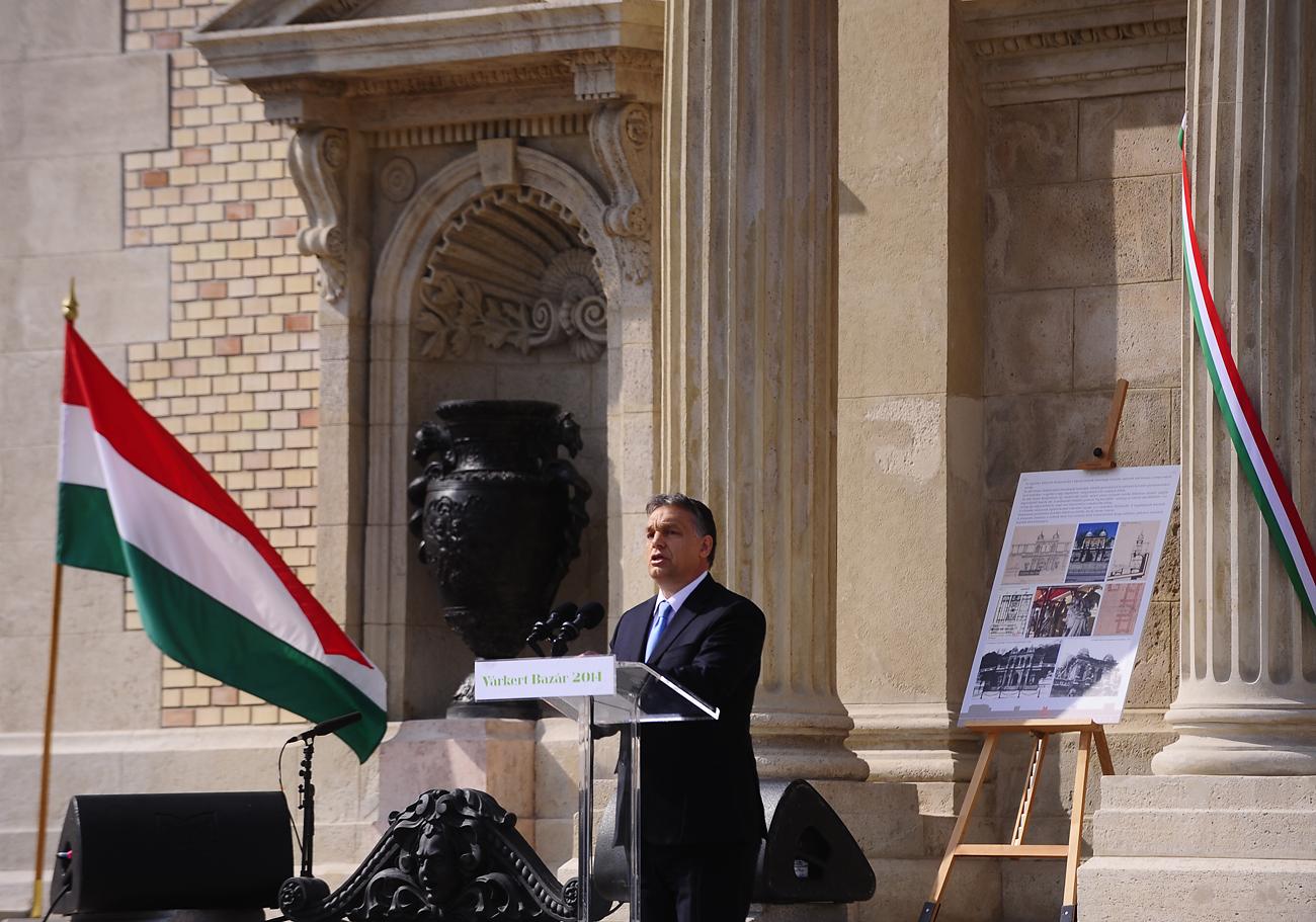 Darabokra hullik Orbán uralkodásának szimbóluma