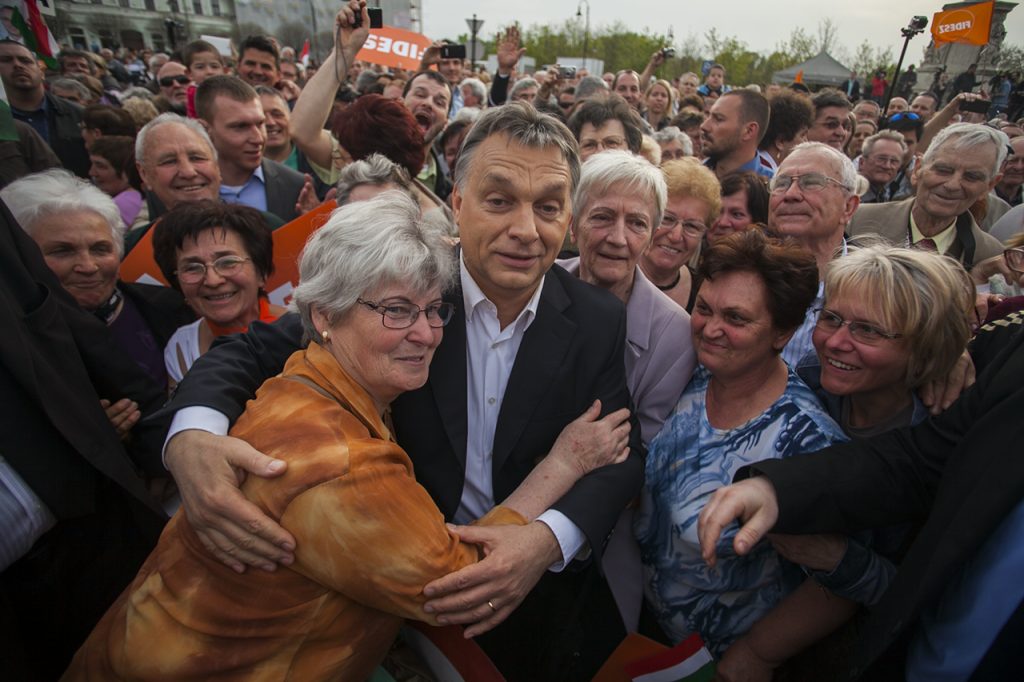 Jövőre Orbán a Karmelita-kolostor erkélyéről fog húszezreseket dobálni