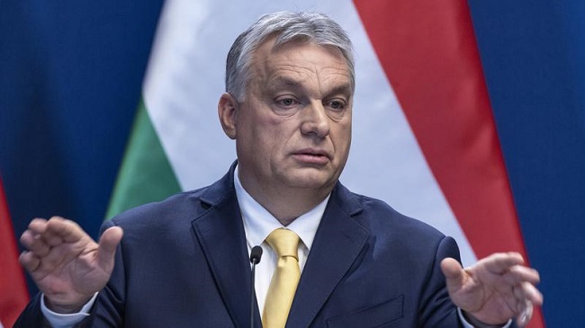 Orbán nem enged Lázáréknak, és nem rúgja ki Rogánt