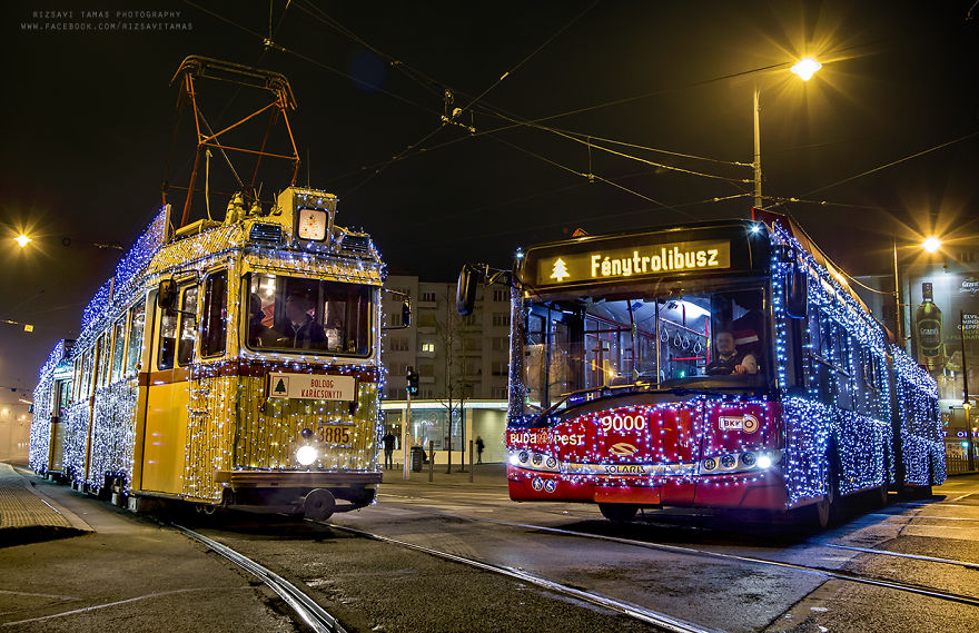 Varázslatos karácsonyi fénybe öltöztek a trolik és villamosok Budapesten