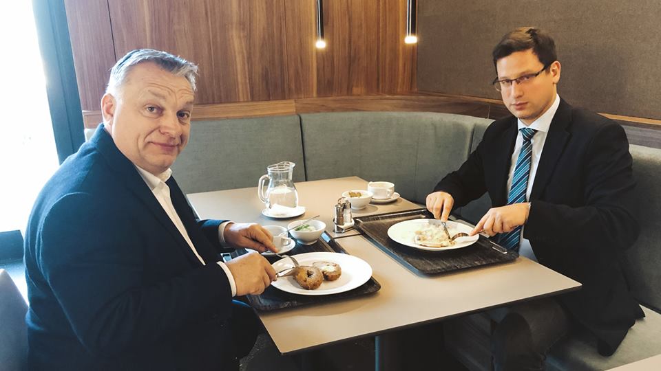 Orbán fordítva tartja a kést a Gundel  szotyimenzáján