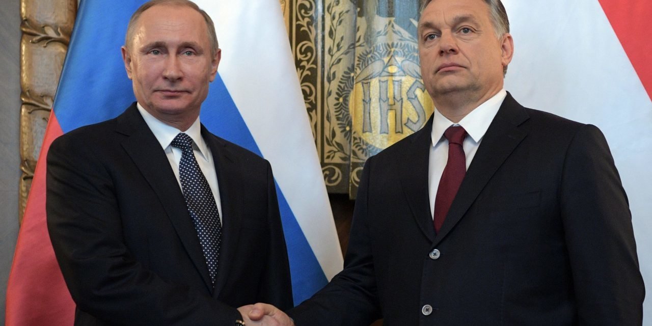 Putyinnak leleplező anyagai lehetnek Orbánról, azzal zsarolja