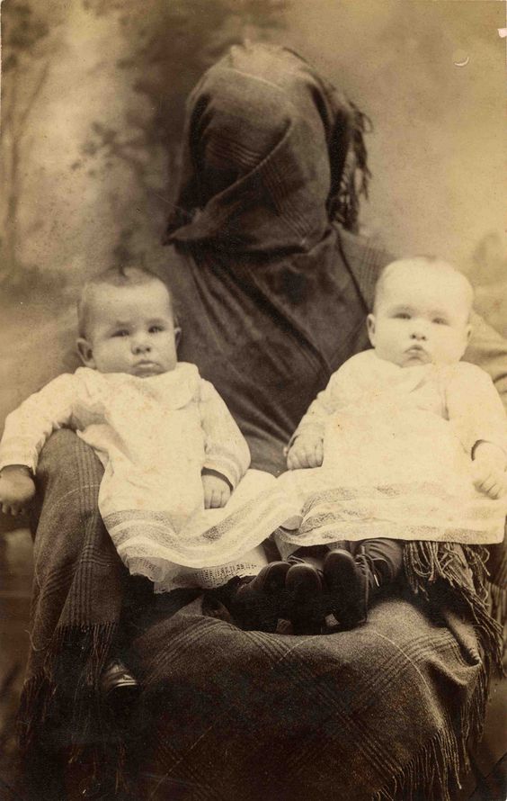 Újabb bizarr fotózási szokás a viktoriánus korból: a rejtőzködő anya