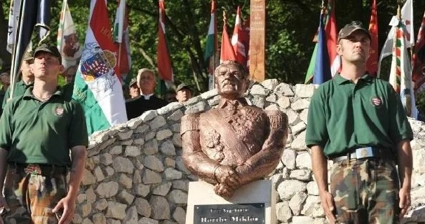 A szélsőjobbal közösen avat Horthy-szobrot a Fidesz Perkátán