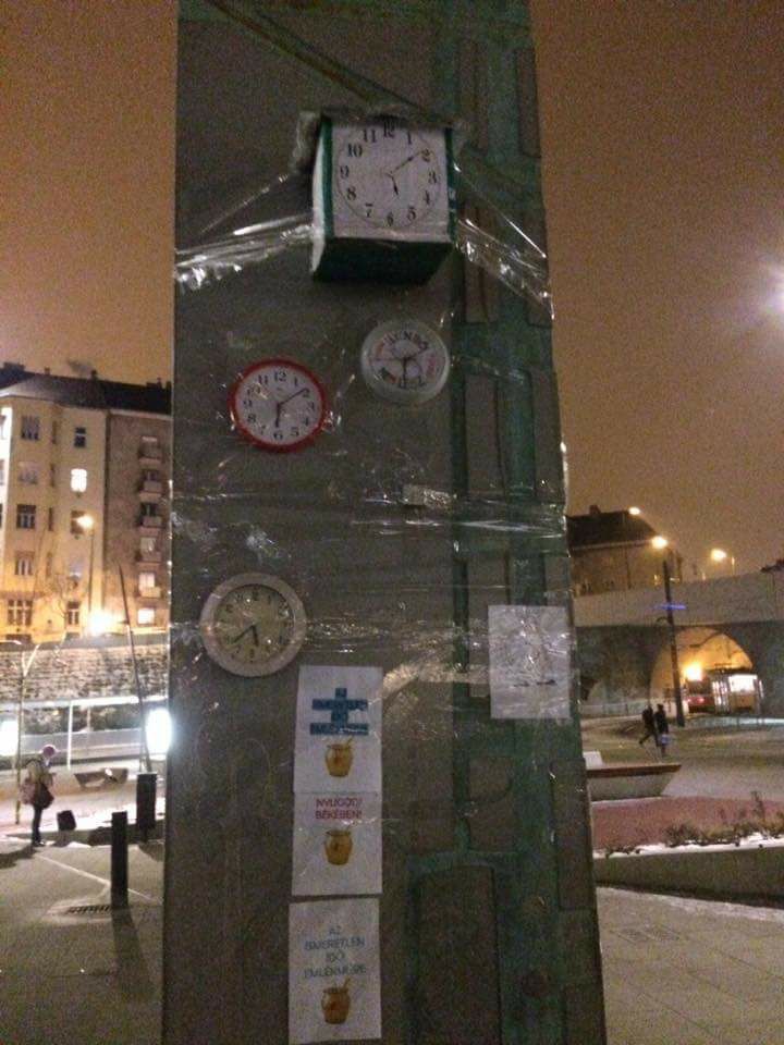 Eszkalálódott a helyzet a Széll Kálmán téren: teljesen összeragasztották órákkal az “órát”