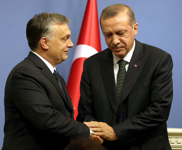 Orbán Viktor azon dolgozik, hogy szerezzen néhány 100 ezer menekültet Törökországból