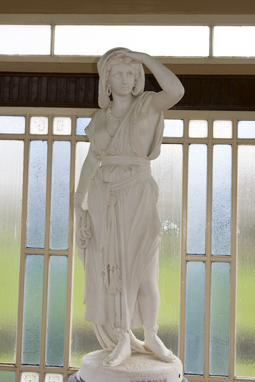 19th-century-statues-come-to-life-59d244e064d46_880.jpg
