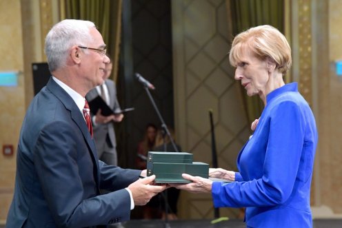 Semjént mentegető jogászt és menekültellenes érseket is kitüntetett a Fidesz