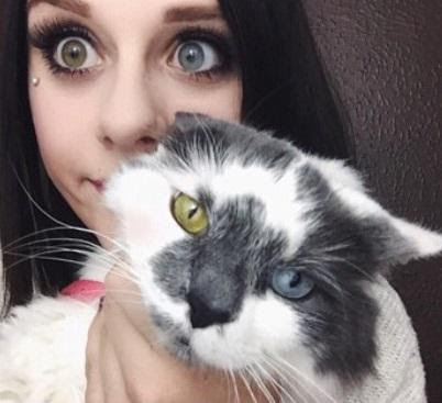 this_girl_adopted_a_cat_who_also_had_heterochromia_like_her.jpg