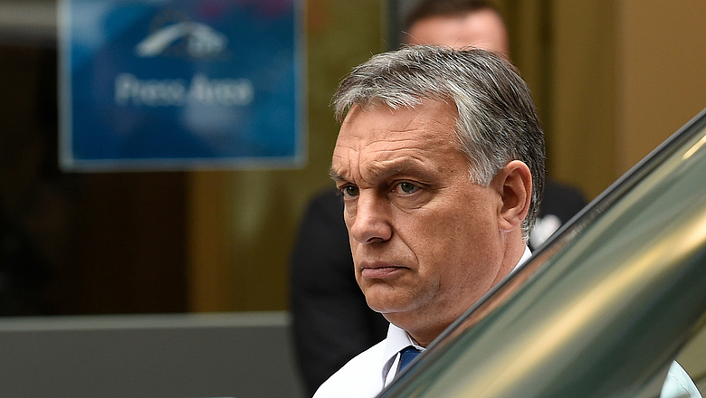 Fifty-fifty az esélye, hogy Orbán átlép a keményen szélsőjobbos frakcióba