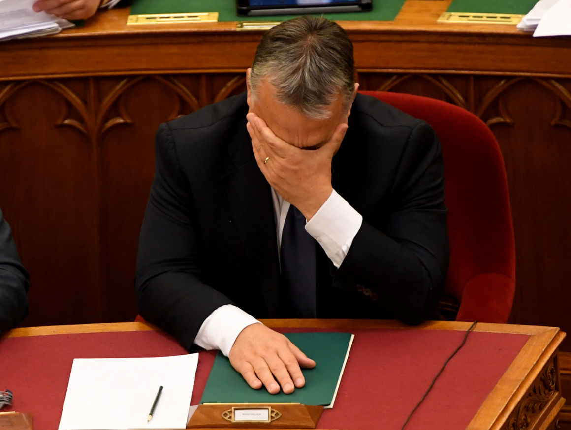 Ez csak egy kép, de mindent elmond arról, hogy érzi magát Orbán