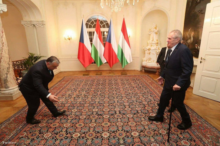 Kommentvadász találós kérdés: mit csinál Orbán Viktor a képen?