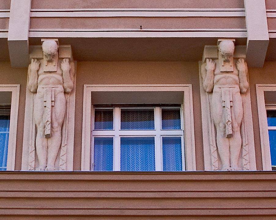 Keressen kapuőröket Budapest legszebb szecessziós épületein!