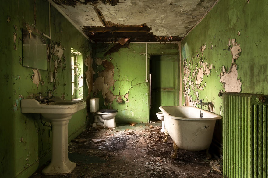 abandonedbathroom_1-59da2c75d42ee_880.jpg