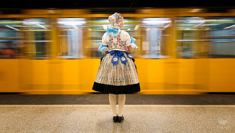 Népviseletbe öltözött lányok a modern Budapesten