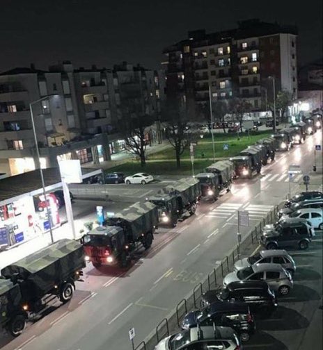 Fényképen, ahogy a hadsereg teherautókonvojjal szállítja el a holttesteket az olaszországi Bergamóból