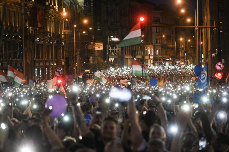 Kormányváltóból ellenzékváltóvá alakult a többtízezres tüntetés  Ferenciek terén