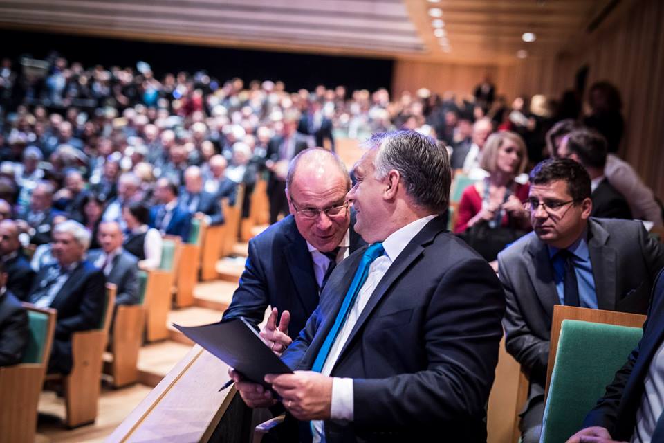 Navracsicsnak a haja kihullik, annyira próbálja elmagyarázni Orbánnak, hogy a Soros-terv nem létezik