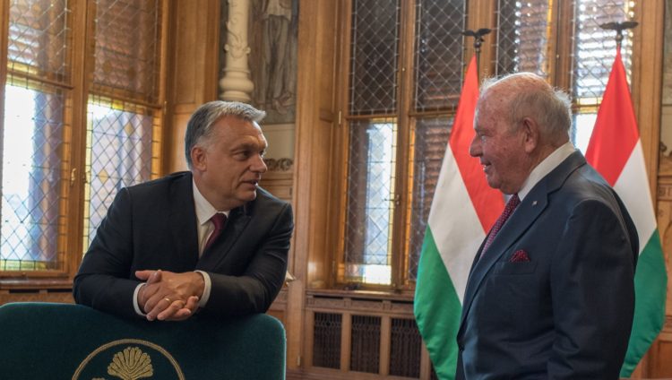 Orbán azt ajánlja a CEU-nak, maradjon nyugodtan, nem kérik rajta számon a törvényi feltételeket