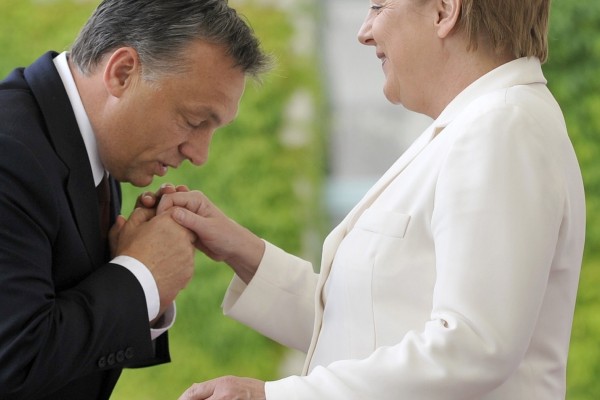 Rugalmas elszakadással úszta meg Orbán a tragikus vereséget