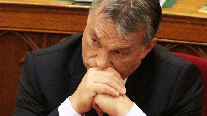Orbán azt igyekszik sugallni külföldre, hogy nem rendítette meg a Néppárttól kapott gyomros