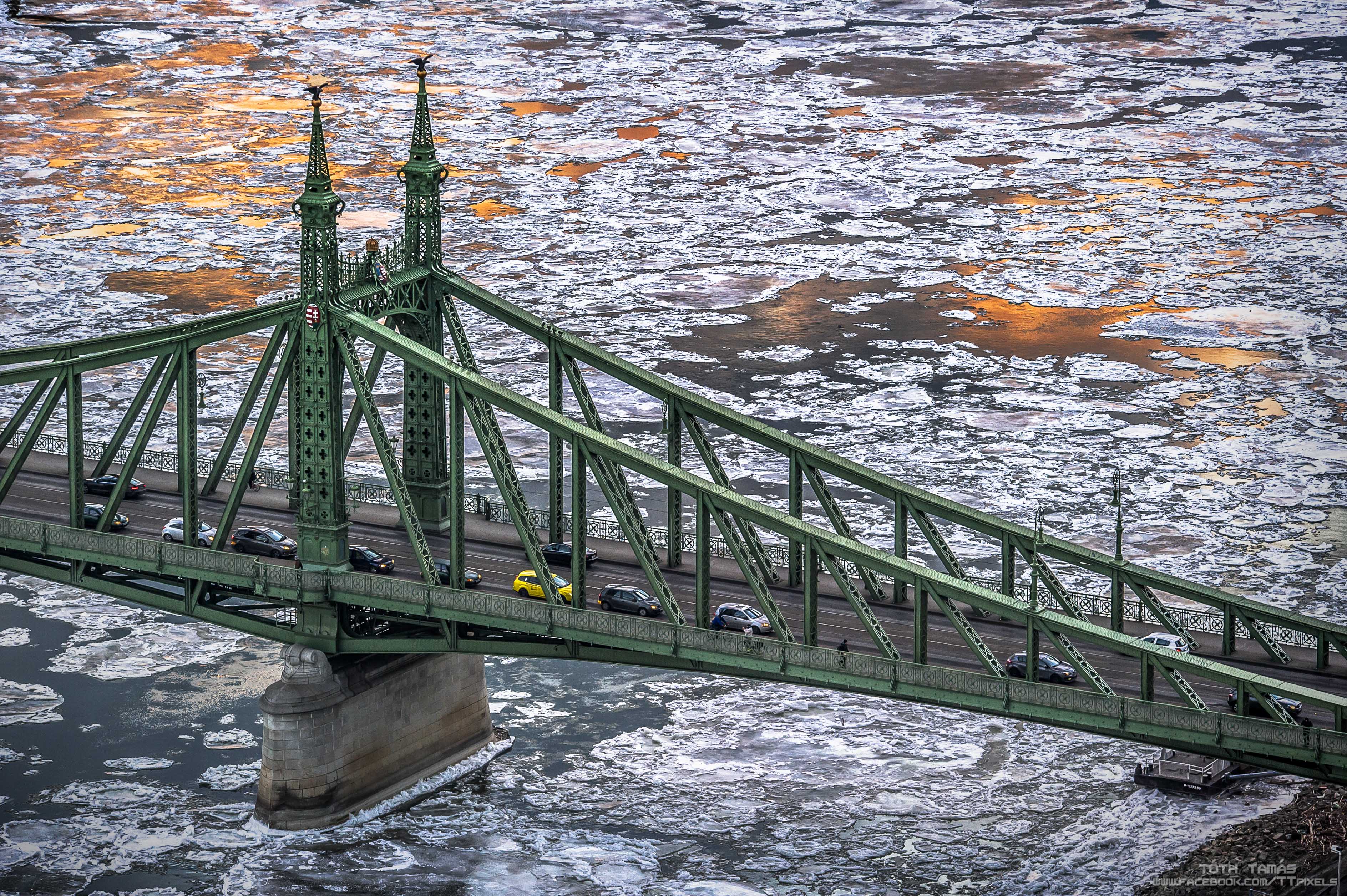 Naplementétől hajnalig, a Megyeritől a Petőfi hídig kísérték az úszó jégtáblákat