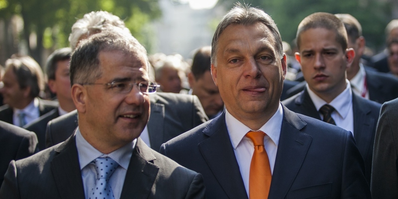 Kósát nem felemeli, hanem kirúgja Orbán és a politikai süllyesztőbe küldi