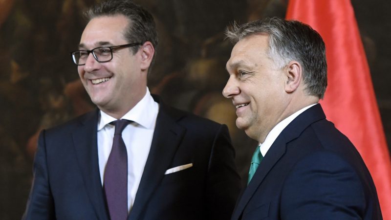 A világ döbbenten látja, milyen mélyre süllyedt a magyar demokrácia