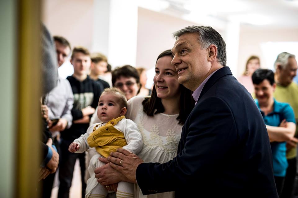Olyan nagy a baj, hogy még Orbán 97 éves nagymamájának is el kell mennie szavazni