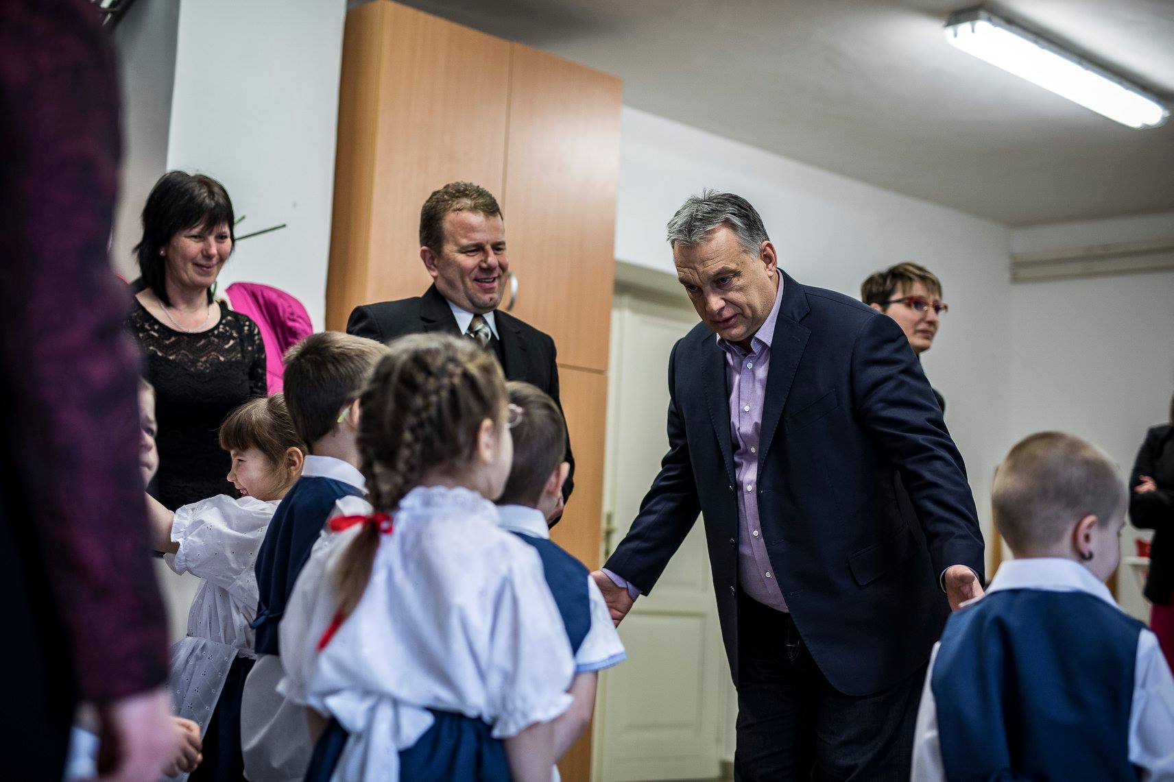 Orbán már az óvodásokat használja fel a kampányához – az óvónénik nem tudták, hogy reagáljanak