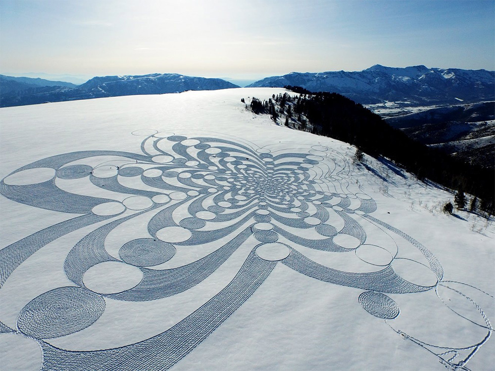 Művészi gabonakörök a térdig érő hóban