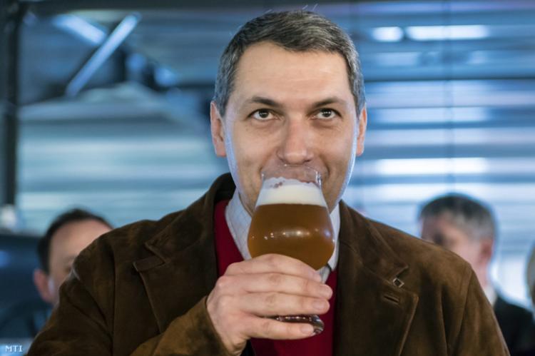 Bedőlt Semjénék terve: senki se issza a fideszes sört