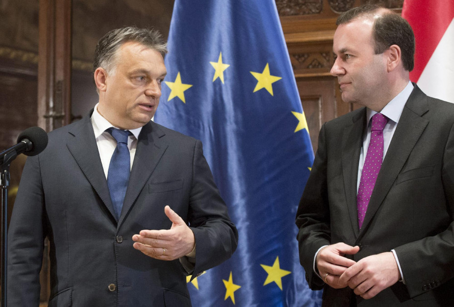 Webernek egyre nagyobb tehertétel Orbán személye