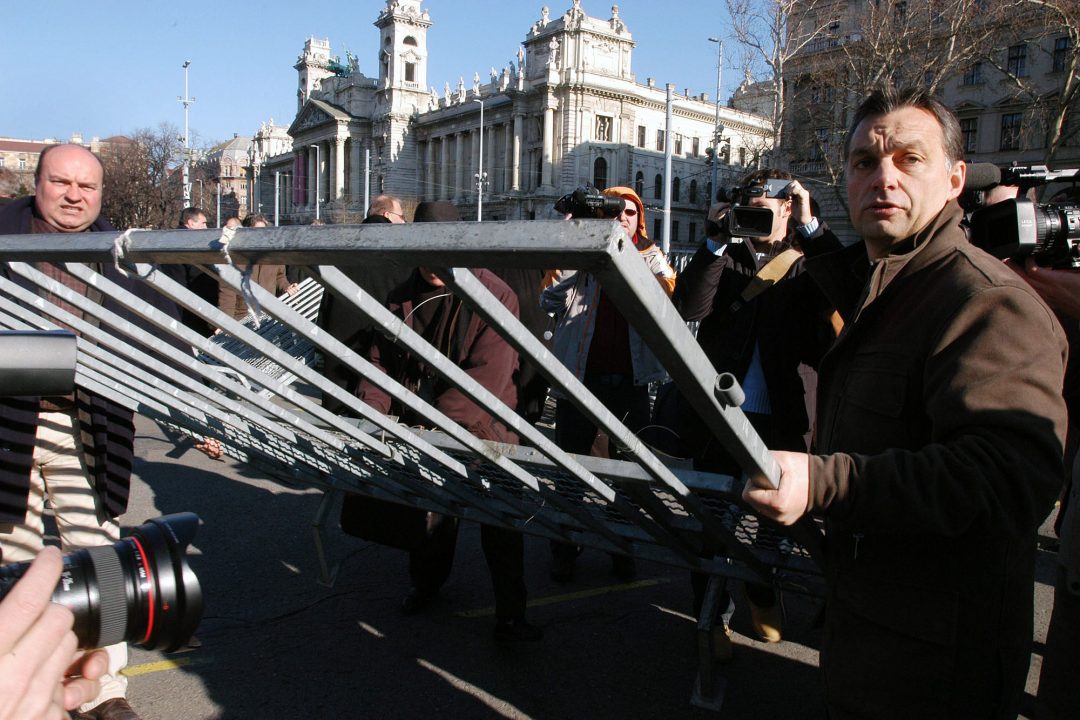 Orbán 11 éve még maga bontotta a kordont, de most csapdát állított az ellenzéknek