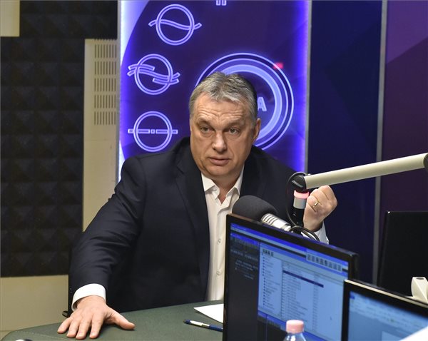 Orbánék nem fordulnak vissza: Áder mindent aláírt, Orbán pedig a tüntetők ellen uszít a közmédiában
