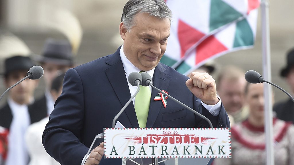 Orbán és kormánya csak az árnyékban szeret matatni