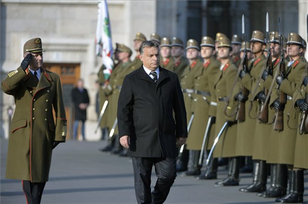 Orbán fegyverkezik – hadsereget építene, hogy komolyabban vegyék