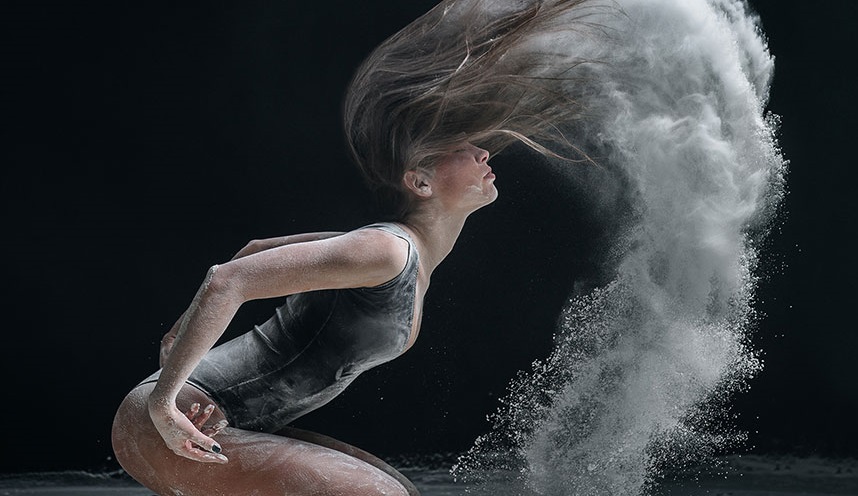 Lenyűgözően dinamikus fotók lisztfelhőbe burkolt táncosokról