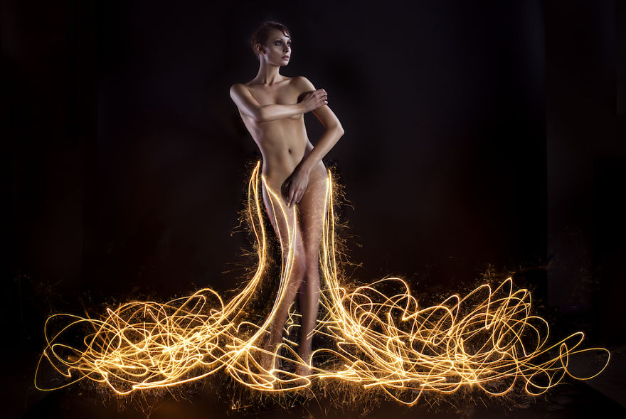 A fotós, aki tűzzel, vízzel, földdel és széllel öltözteti modelljeit