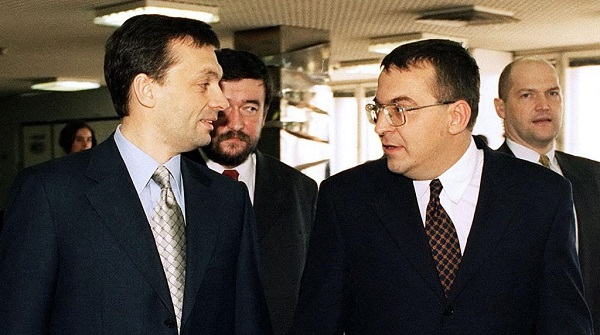 Már megint Simicskától kér pénzt Orbán