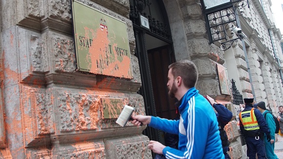 Gulyás Mártonék narancssárgára festették az ÁSZ épületét