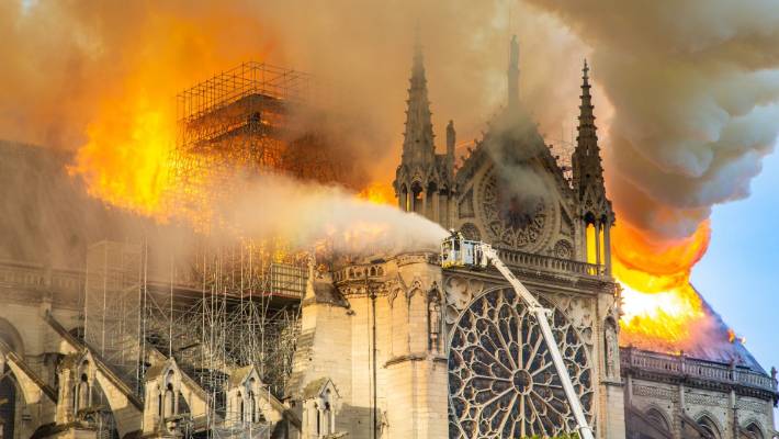 Határtalan aljasság: a Fidesz propagandablogjai már azt sulykolják, a migránsok gyújtották fel a Notre-Dame-ot